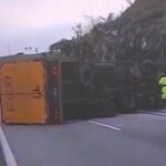 Carreta dos Correios tomba e interdita BR-381 em Itaguara