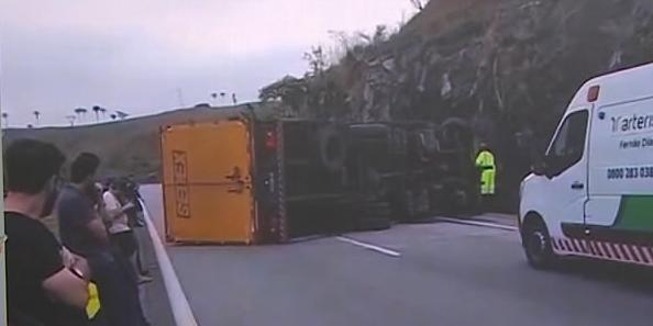 Carreta dos Correios tomba e interdita BR-381 em Itaguara