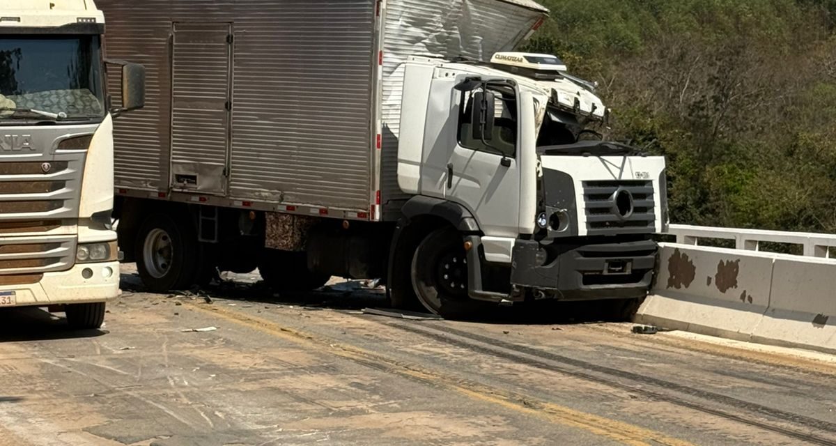 Acidente entre carreta e caminhão deixa três feridos na BR-352, em Pitangui