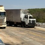 Acidente entre carreta e caminhão deixa três feridos na BR-352, em Pitangui
