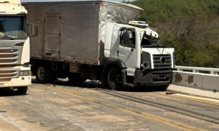 Acidente entre carreta e caminhão deixa três feridos na BR-352, em Pitangui