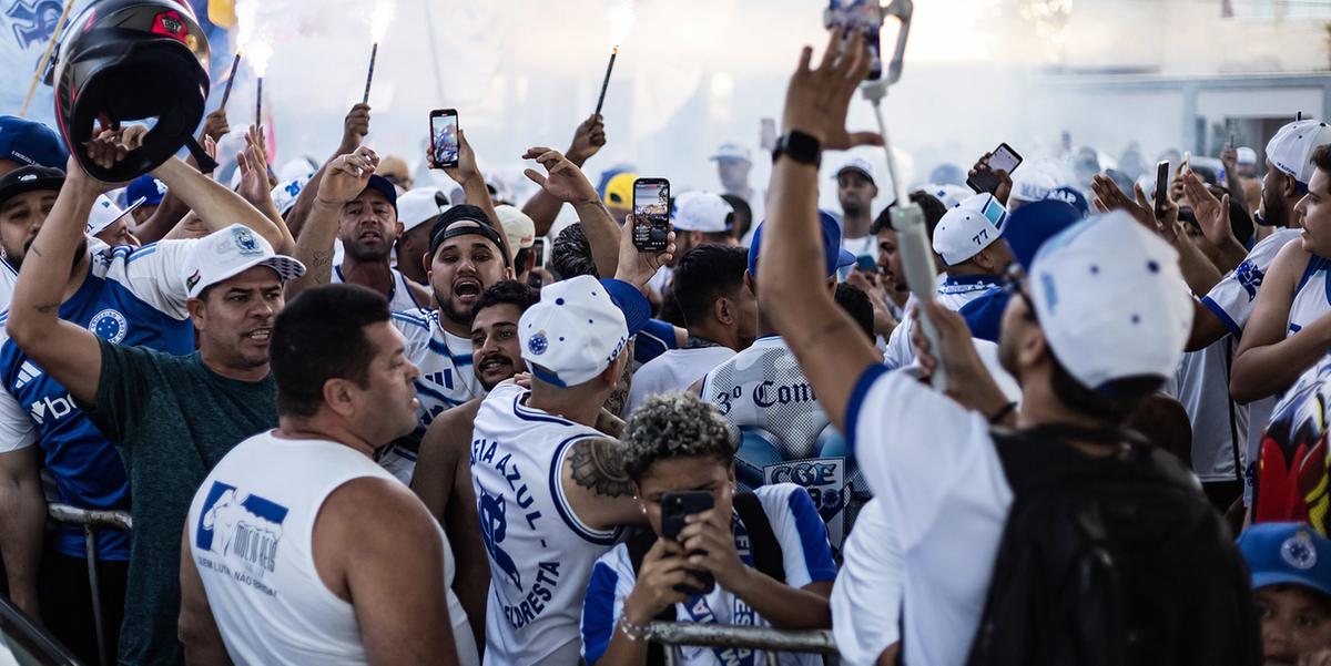 Torcida do Cruzeiro prepara recepção na Toca da Raposa II antes de clássico contra o Atlético