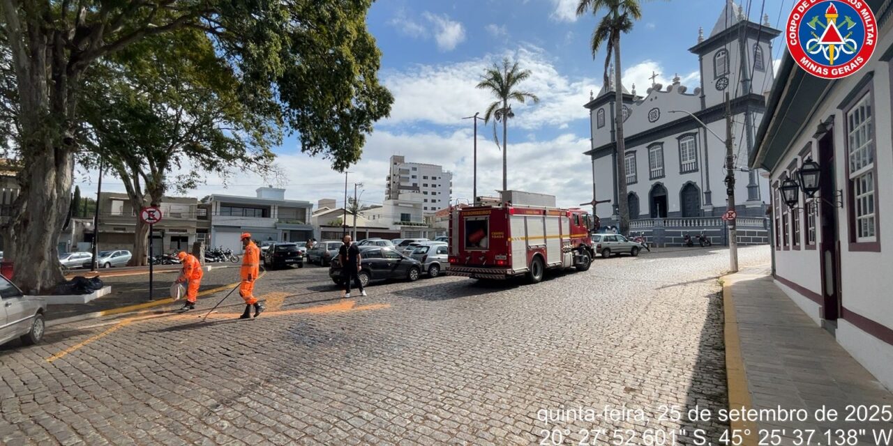 Corpo de Bombeiros atende ocorrência de risco de derrapagem no Centro de Formiga