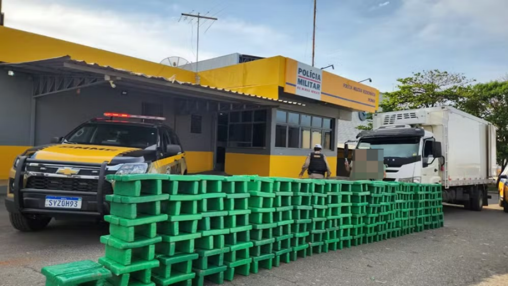 Cinco homens são presos com 850 kg de maconha escondidos em carga de repolho na MG-050
