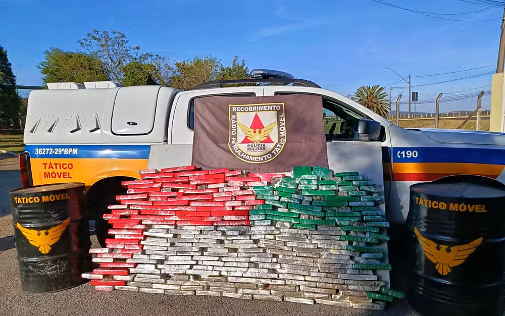 PM apreende 144 kg de maconha em Poços de Caldas após denúncia de ameaça com arma de fogo