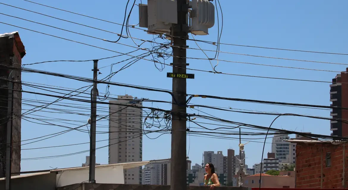 Furto de energia gera prejuízo de R$ 10,3 bilhões e ameaça segurança no Brasil