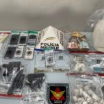 Ex-mulher de líder de gangue e filhos são presos com armas e drogas em MG