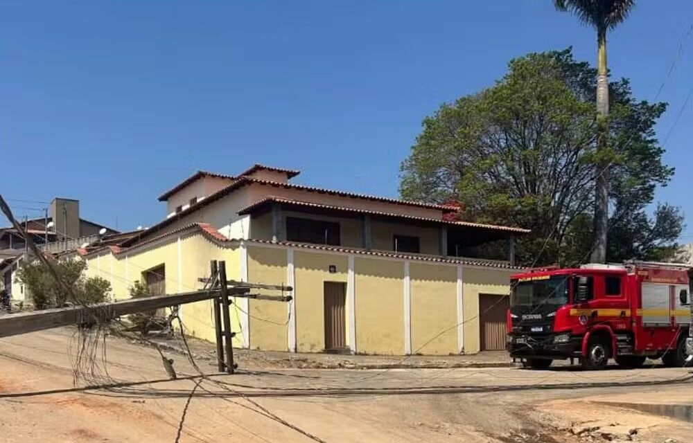 Bombeiros resgatam quatro pessoas após carro ser atingido por fiação elétrica em Lavras