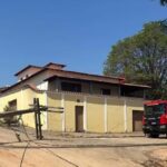Bombeiros resgatam quatro pessoas após carro ser atingido por fiação elétrica em Lavras