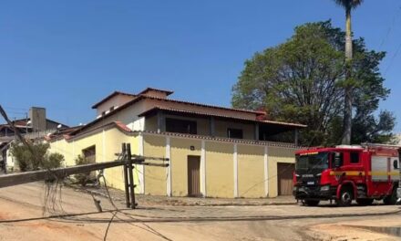Bombeiros resgatam quatro pessoas após carro ser atingido por fiação elétrica em Lavras