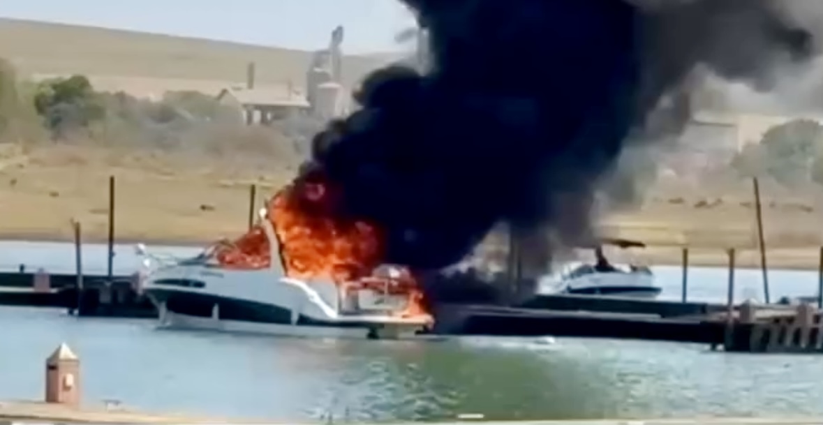 Embarcação pega fogo na marina do Clube Furnastur, em Formiga