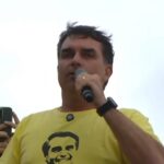 Flávio Bolsonaro ataca Moraes e pressiona STF em meio ao julgamento do pai