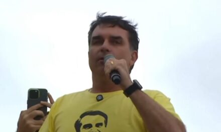 Flávio Bolsonaro ataca Moraes e pressiona STF em meio ao julgamento do pai