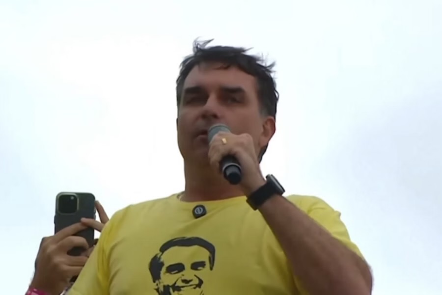 Flávio Bolsonaro ataca Moraes e pressiona STF em meio ao julgamento do pai