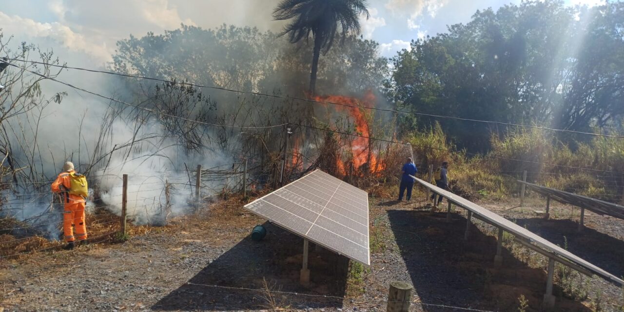Moradores e forças públicas combatem incêndio em Arcos