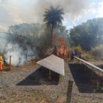 Forças públicas e moradores se unem para conter incêndio em Arcos