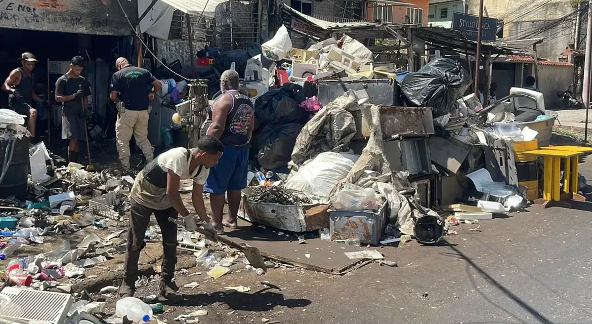 Fábrica clandestina de reciclagem é interditada por crimes ambientais no Rio
