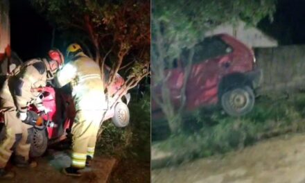 Divinópolis: homem fica ferido após carro bater em árvore e muro no bairro Primavera