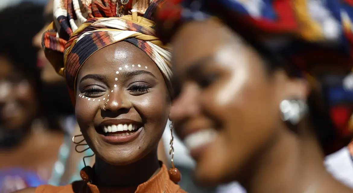 Especialistas reforçam importância de cuidados específicos com a pele negra