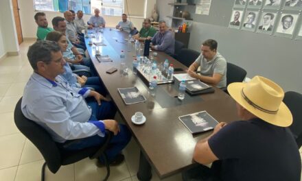 Administração Municipal reúne-se com AMPAR para discutir fiscalização do CFEM e projetos de qualificação profissional