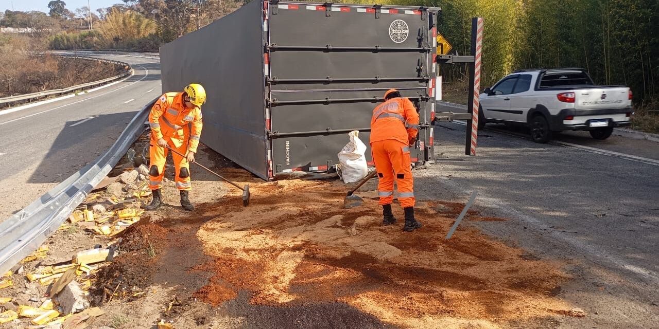 Risco de derrapagem após acidente com carreta mobiliza Corpo de Bombeiros em Oliveira