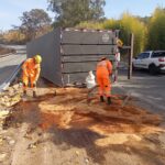 Risco de derrapagem após acidente com carreta mobiliza Corpo de Bombeiros em Oliveira
