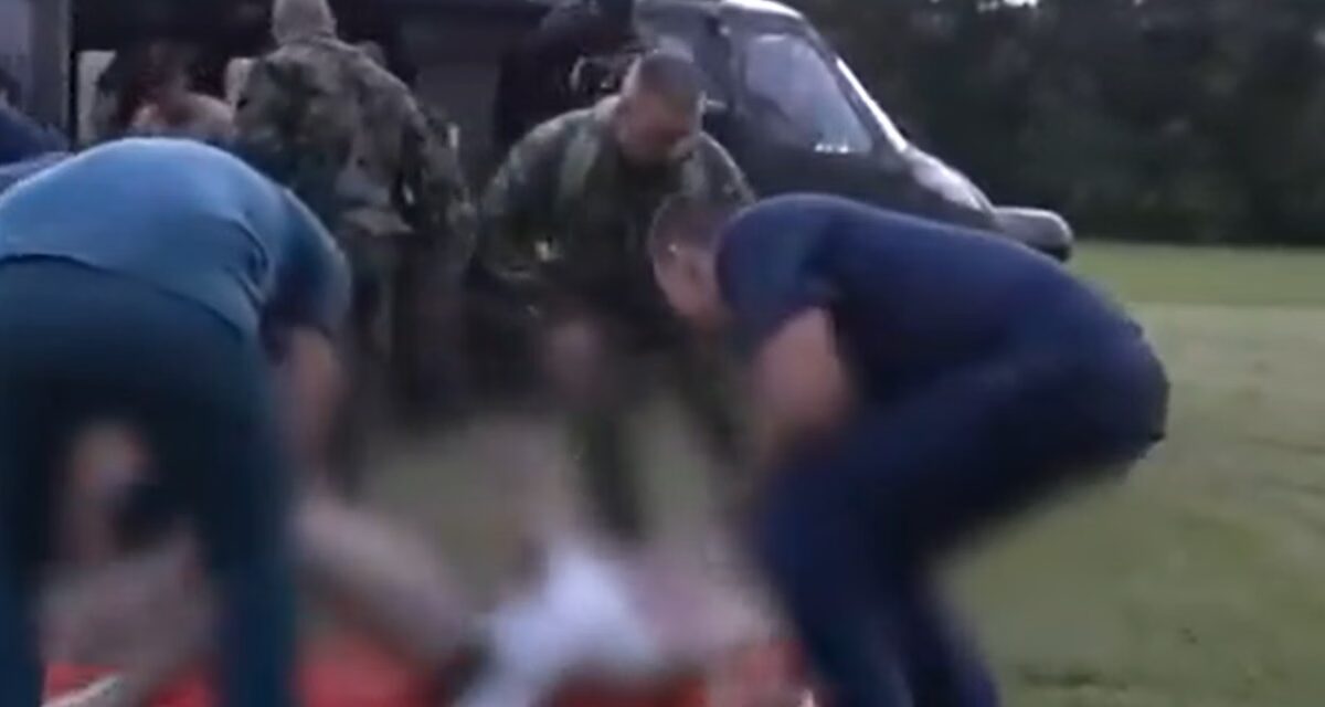 Soldados colombianos são atacados com gasolina e fogo durante operação contra o narcotráfico em Putumayo