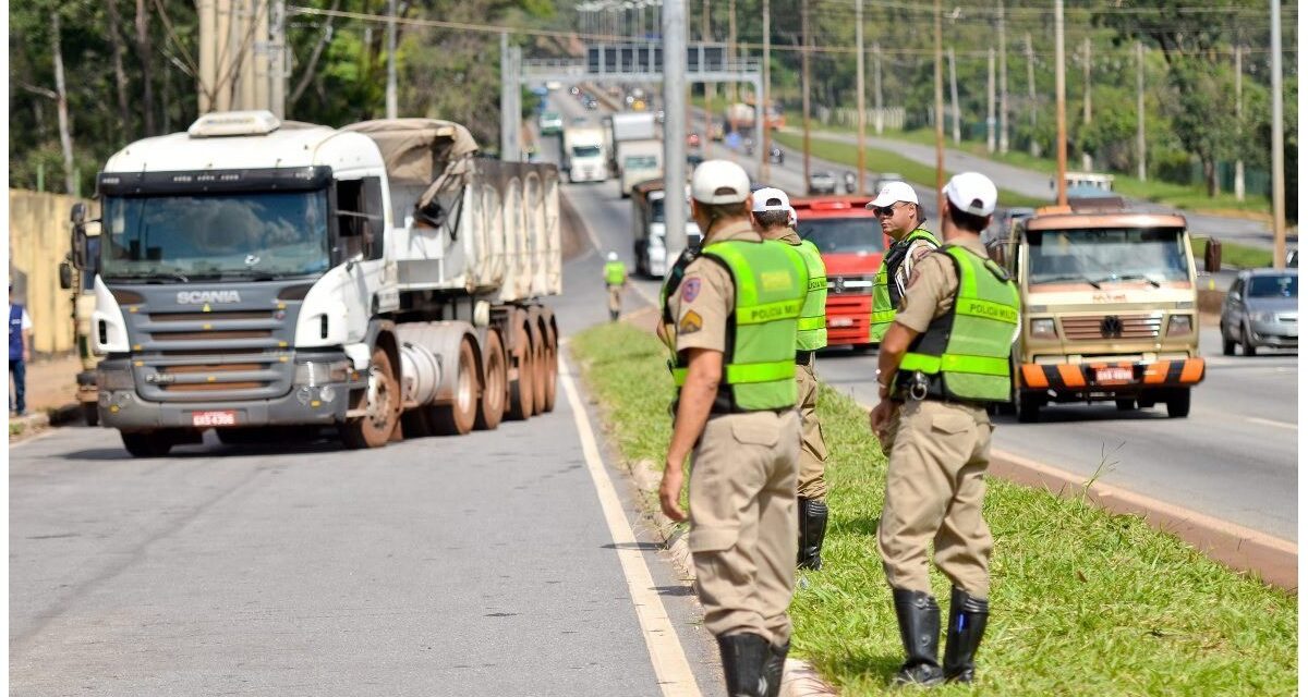 CRLV 2025 passa a ser exigido em blitzes para veículos com placas finais 1, 2 e 3 em MG
