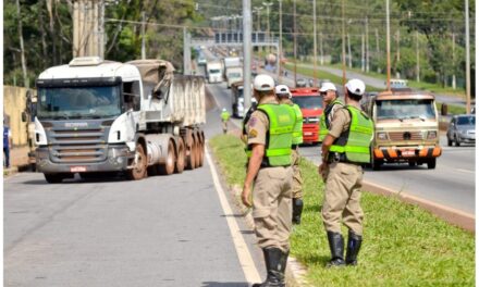 CRLV 2025 passa a ser exigido em blitzes para veículos com placas finais 1, 2 e 3 em MG