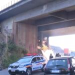 Jovem de 25 anos fica ferido após perder o controle da direção e cair de viaduto em BH