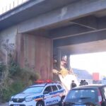 Jovem de 25 anos fica ferido após perder o controle da direção e cair de viaduto em BH
