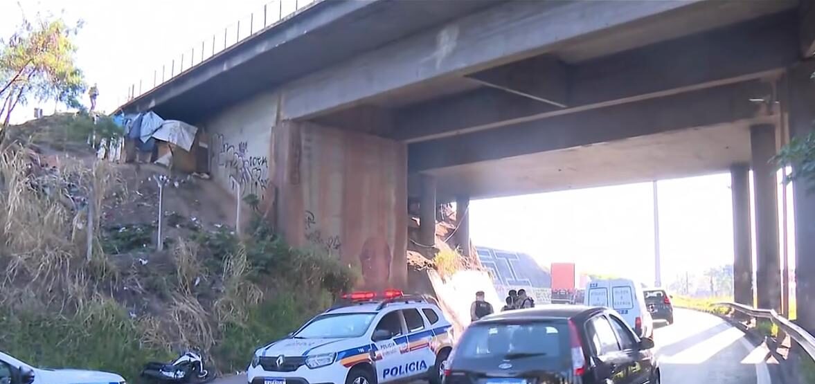 Jovem de 25 anos fica ferido após perder o controle da direção e cair de viaduto em BH