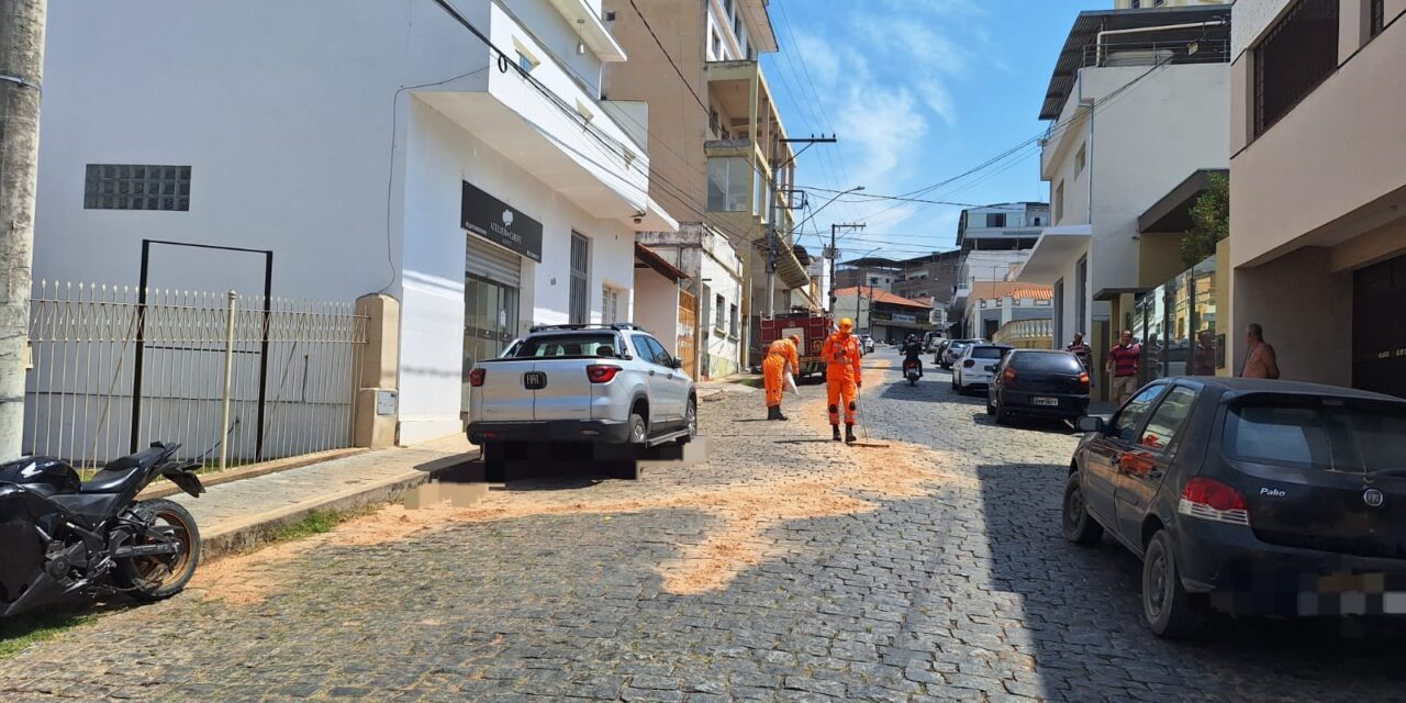 Mancha de óleo em via pública exige ação do Corpo de Bombeiros em Formiga