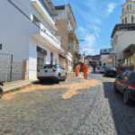 Mancha de óleo em via pública exige ação do Corpo de Bombeiros em Formiga