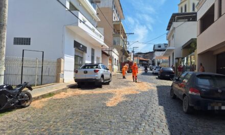 Mancha de óleo em via pública exige ação do Corpo de Bombeiros em Formiga