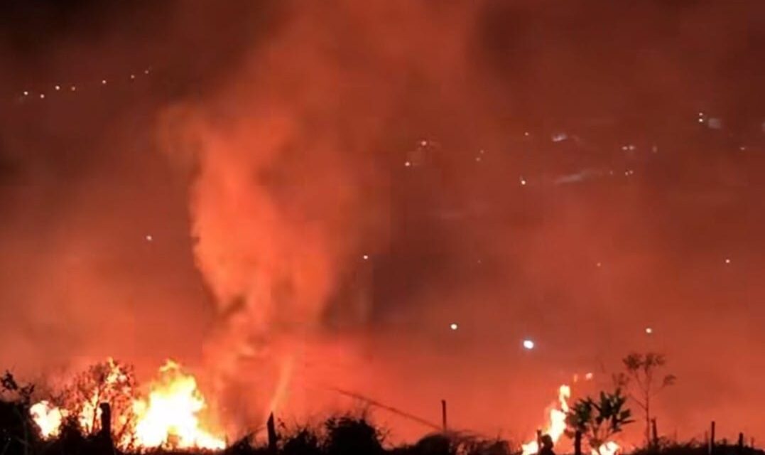 Incêndio atinge área urbana no bairro Engenho de Serra, em Formiga