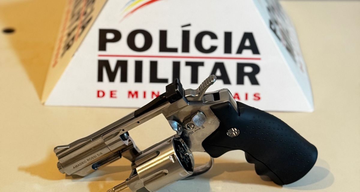 Polícia Militar apreende simulacro de arma de fogo e prende mulher em Formiga