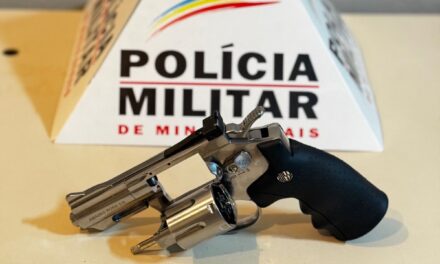 Polícia Militar apreende simulacro de arma de fogo e prende mulher em Formiga
