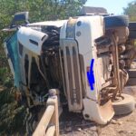 Caminhão carregado de café tomba na BR-354 em Bambuí