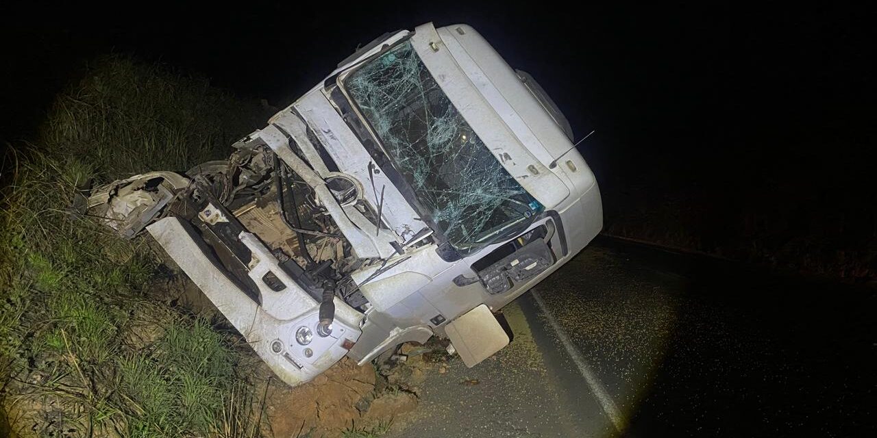 Motorista fica ferido em acidente entre carretas na BR-354