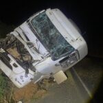 Motorista fica ferido em acidente entre carretas na MG-050