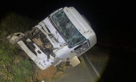 Motorista fica ferido em acidente entre carretas na BR-354
