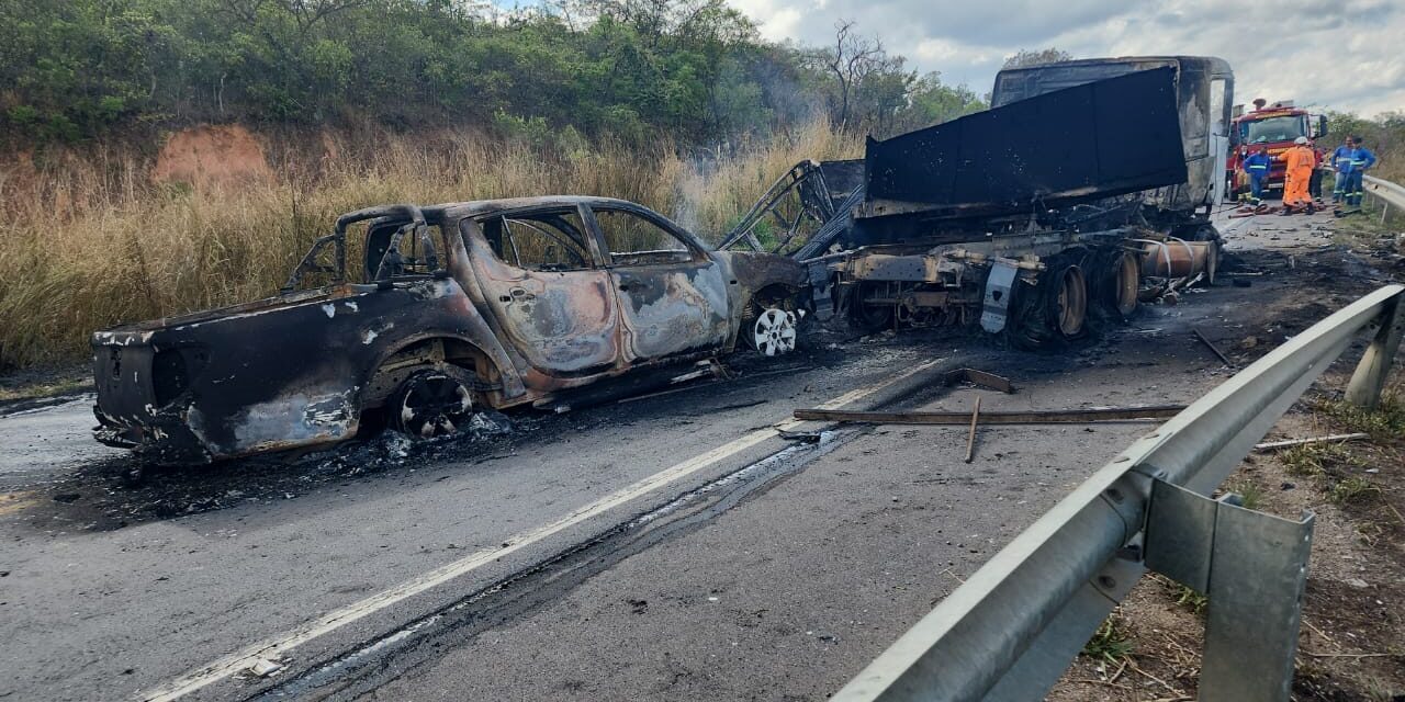 Bombeiros divulgam mais informações sobre colisão fatal entre caminhão e carreta na BR-354, próximo à Formiga