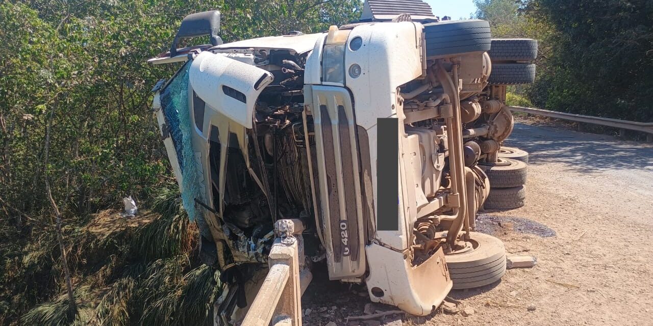 Caminhão carregado de café tomba na BR-354 em Bambuí