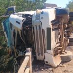 Caminhão carregado de café tomba na BR-354 em Bambuí