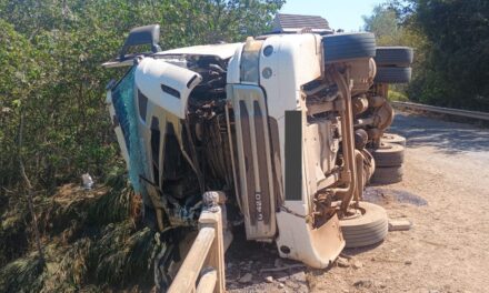 Caminhão carregado de café tomba na BR-354 em Bambuí