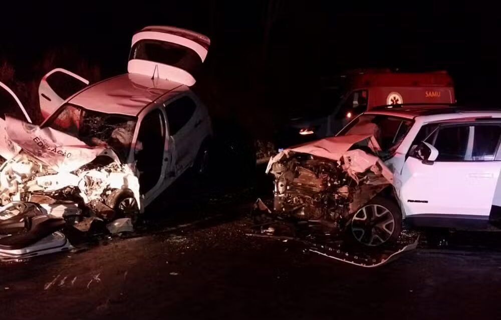 Acidente com três veículos deixa quatro feridos na MGC-383, em Minas