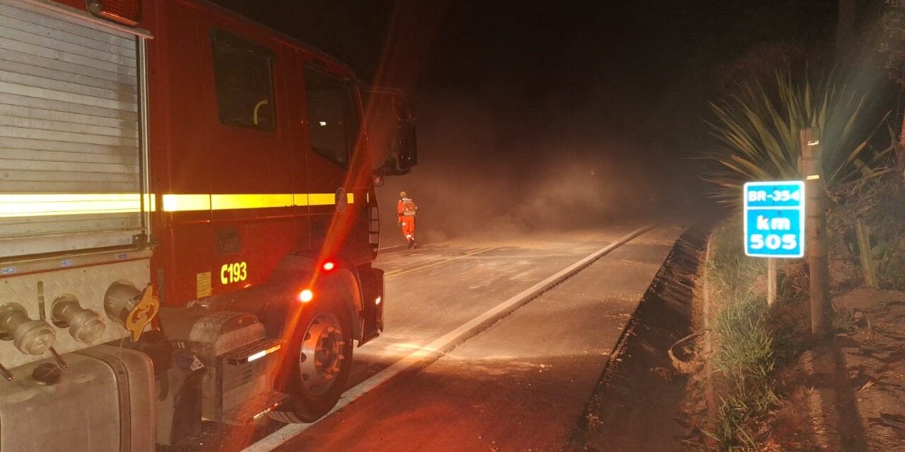 Bombeiros realizam limpeza de pista após tombamento de carreta na BR-354, em Formiga