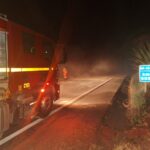 Bombeiros realizam limpeza de pista após tombamento de carreta na BR-354, em Formiga