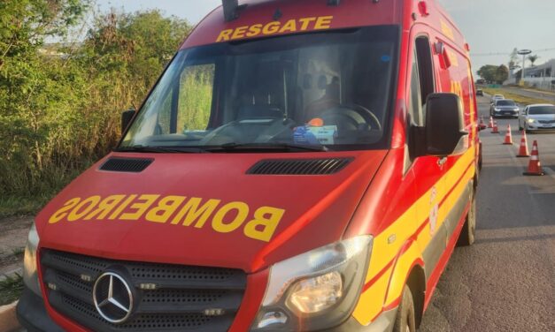 Bombeiros atendem vítima com lesão no pé após queda em casa, no bairro Tino Pereira